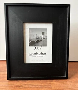 Marco de madera Aaron Brothers 5 x 7 negro mate - Imagen 1 de 13
