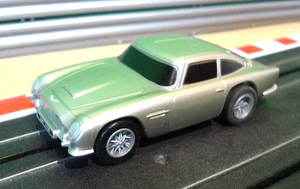 Micro Scalextric 1:64 Slot Car Classic Aston Martin DB5 James Bond 007 12V - Foto 1 di 4