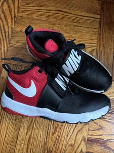 Nike Team Hustle D 8 Black & Red Basketball Sneakers Boys Sz. 6.5Y (881941-004) - Picture 1 of 9