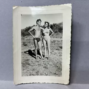 Bikini a lunares vintage con foto encontrada de pareja en la playa mujer años 50 - Imagen 1 de 3