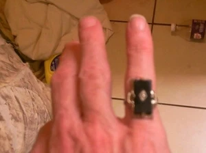 ANILLO ART DECO ANTIGUO ÓNIX NEGRO CON ACENTO DE DIAMANTES CENTRALES - Imagen 1 de 1