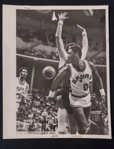 Seltener Johnny Moore No Look Pass, Vintage Game Press Photo, 1980's - Bild 1 von 8