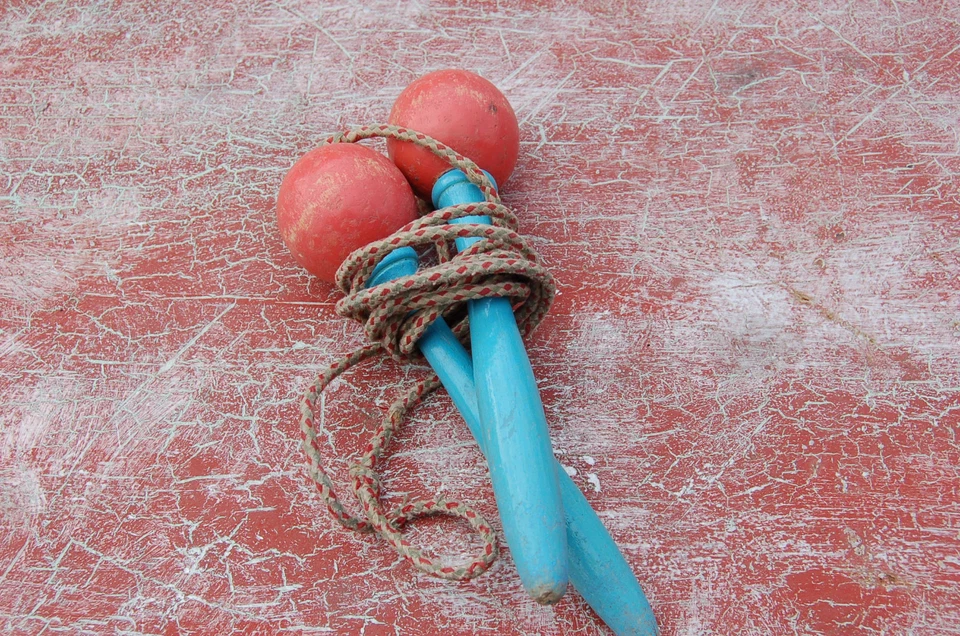 ANCIENNE CORDE A SAUTER EN BOIS 2m12 de corde ----/A2/ - Photo 1/1