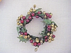 SM Kunststoff Deko Weihnachtskranz Kerzeneinfassung 5" rote Beeren Gold Glocken - Bild 1 von 3