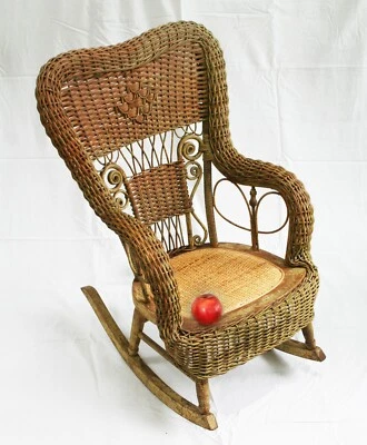 Balancín de mimbre natural antiguo victoriano Heywood-Wakefield adornado para niños Foto 1 de 4