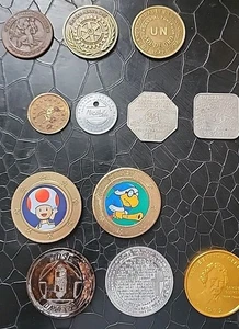 Lote aleatorio de 12 fichas/monedas - Imagen 1 de 7