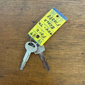 Lotto 2 chiavi auto d'epoca Ford 1989 4X4 camion - Foto 1 di 3