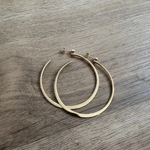 NWOT MARLYN SCHIFF Gold Tone Hoop Earrings - Imagen 1 de 3