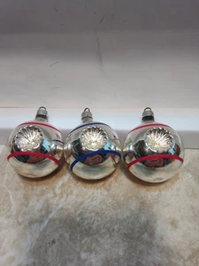 Vintage Weihnachtsschmuck doppelter Einzug 3 Stück, blau und rot Streifen 1 3/4" Durchmesser - Bild 1 von 9