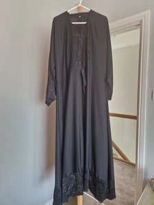 Schwarze geschnürte Abaya Größe 54. Spitze an Ärmeln und Bordüre - Bild 1 von 6