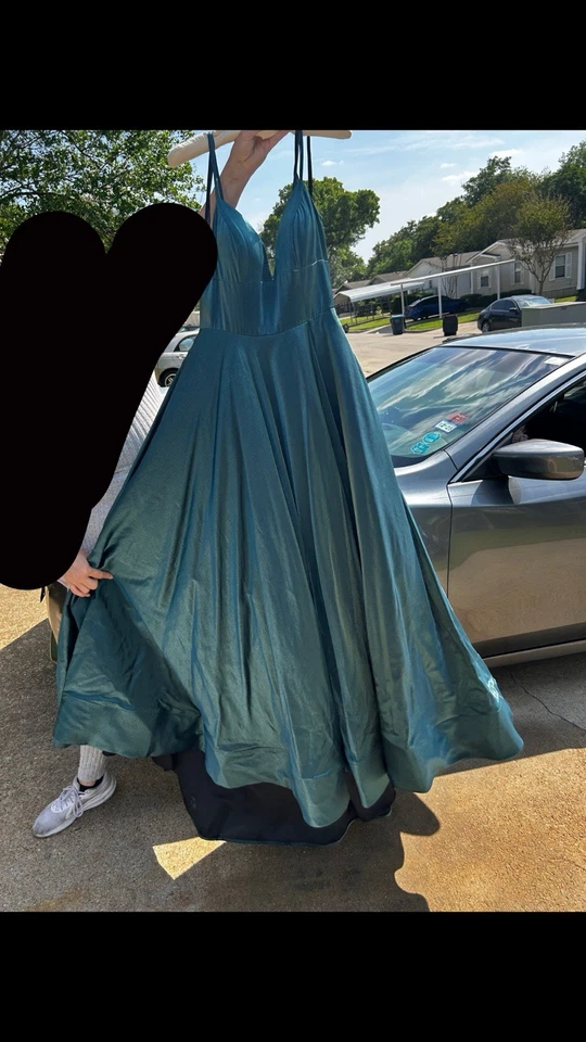 Vestido de graduación Sherri Hill verde metálico  Foto 1 de 4