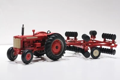 ERTL INTERNATIONAL 650 DIESEL TRACTOR WITH TRACTOR DISC BOTH IN 1:12 SCALE - Image 1 of 4
