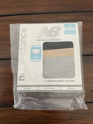 Paquete de 3 ropa interior de rendimiento New Balance Hipster para mujer talla mediana Foto 1 de 2