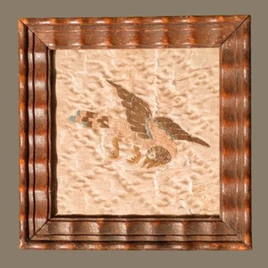 Encantador pájaro bordado siglo XVIII enmarcado - Imagen 1 de 4