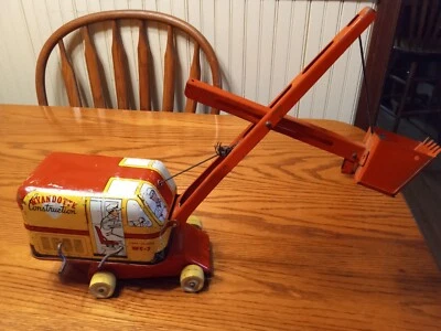 Grúa de juguete vintage de construcción Wyandotte de acero prensado Foto 1 de 4