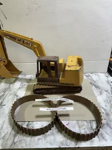 1 COPPIA CINGOLI NUOVI PER ESCAVATORE GIOCATTOLO ERTL J.I.CASE MODELLO 688 1/16 - Foto 1 di 5