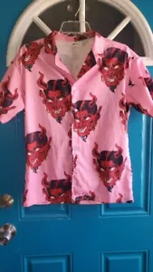 Camisa Rosa Diablo Cabeza de Demonio Estampada Mangas Cortas Mediana - MGK - Imagen 1 de 4