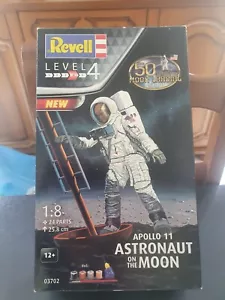 REVELL 1/8 MAQUETTE A MONTER APOLLO 11 ASTRONAUT ON THE MOON COMPLET EN BOITE yo - Foto 1 di 10