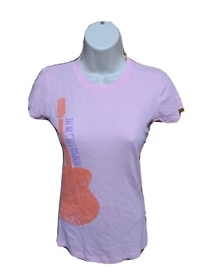 Camiseta rosa pequeña Memphis Lives in Me A New Musical para mujer Foto 1 de 4