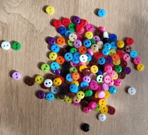 50 Stück 6 mm Mini Knöpfe Puppenkleidung Miniaturknöpfe Nähzubehör - Bild 1 von 4