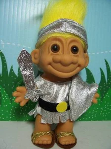 SPARTAN / GLADIADOR / CABALLERO - Muñeca Russ Troll de 5" - NUEVA EN ENVOLTURA ORIGINAL  - Imagen 1 de 6