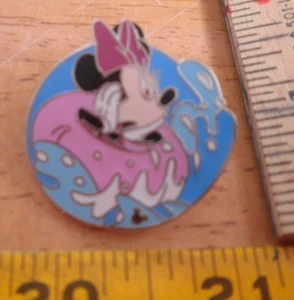Minnie Mouse flotando en rosa balsa paseo acuático oculto Mickey Disney Pin - Imagen 1 de 1