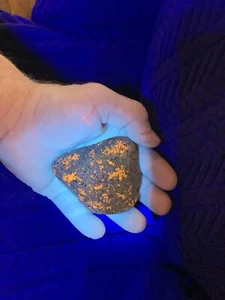 Lake Superior Yooperlite Fluorescent Sodalite Glowing UV Rock Lake Tumbled 11 oz - Picture 1 of 8