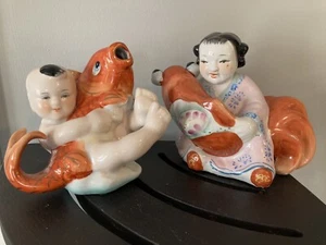 2 alte chinesische handbemalte Porzellan Junge & Mädchen Koi Fisch Figuren RAR - Bild 1 von 11