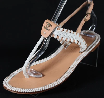 Sandalias de Tanga Chanel Beige y Blanco Punto Látigo Detalle Logo 38.5 C Foto 1 de 4