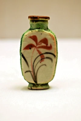 Vintage Hand-Painted Chinese Porcelain Snuff Bottle Green Glaze Red Floral Desig - Imagem 1 de 4