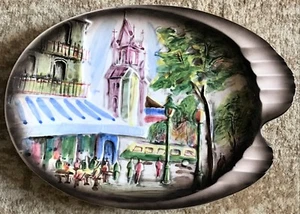 Plato decorativo pintado a mano vintage de cerámica de la ciudad escena callejera iglesia café gente - Imagen 1 de 10