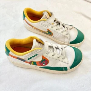 NIKE BLAZER LOW '77 (PS) WHITE-MAGMA ORANGE-SAIL Cartoon Print Shoes 3Y - Picture 1 of 7