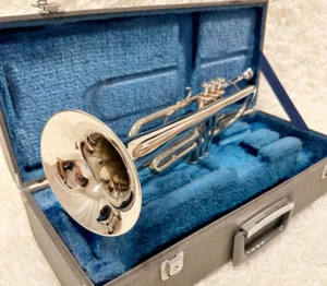 Trompeta Yamaha YTR-135 Color Plata con Boquilla, Estuche Rígido BUENO - Imagen 1 de 8