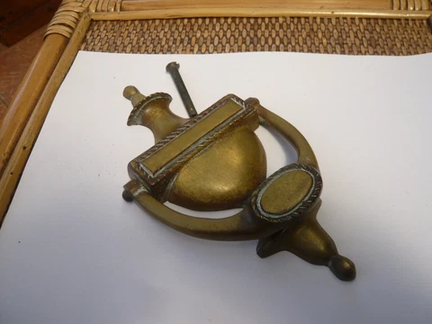 LARGE HEAVY AND VERY STRONG VINTAGE SOLID BRASS DOOR KNOCKER Cover