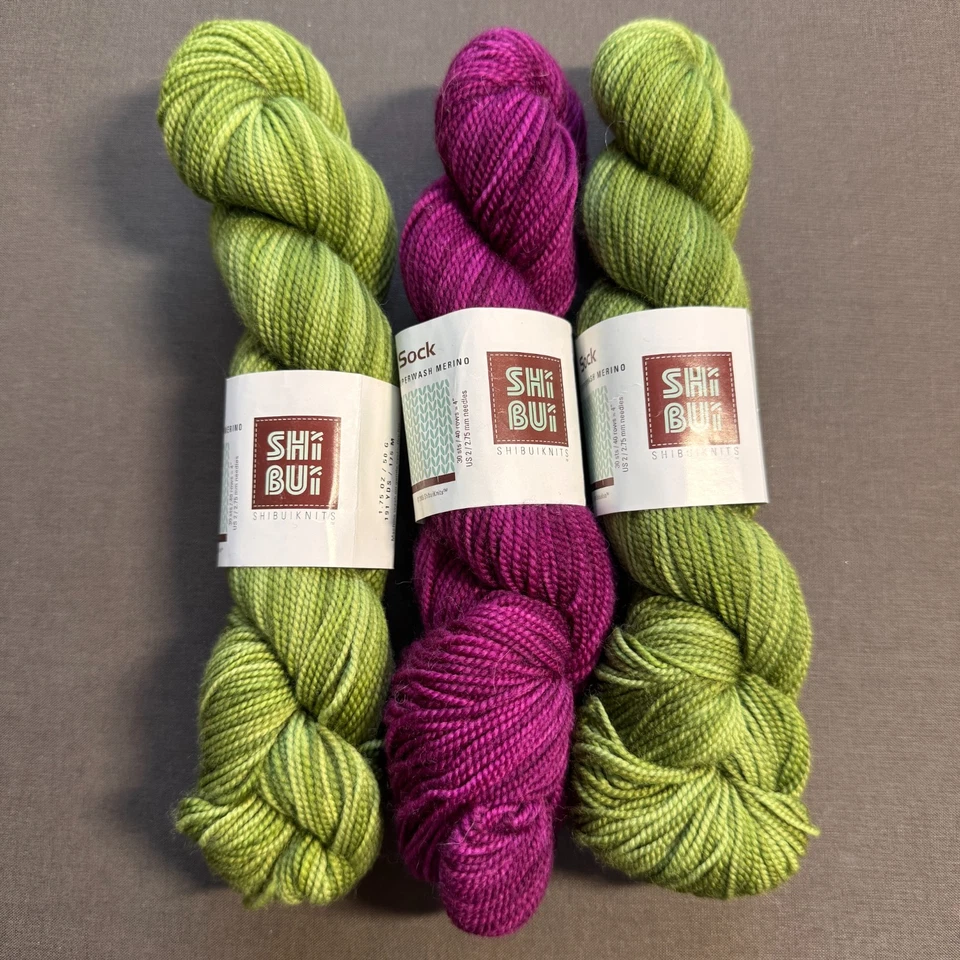HILO DE CALCETÍN SHIBUI - 3 madejas - verde púrpura 191yds Superwash Merino - Nuevo de Lote Antiguo Foto 1 de 4