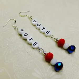 VOTE Pendientes Colgantes Facetados Rojo Blanco y Azul Cuentas de Vidrio y Cuentas de Letras en B&W NUEVOS - Imagen 1 de 2