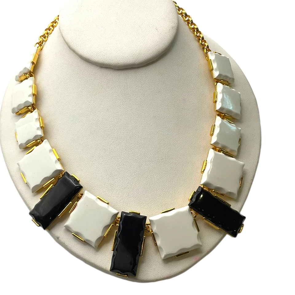 Kenneth Jay Lane Collar Resina Blanco y Negro  Foto 1 de 4