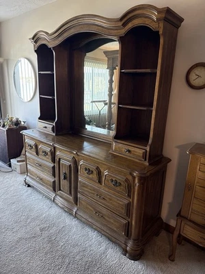 Thomasville Queen Bedroom Set Bed, Dresser, Mirror, Nightstands - Image 1 of 4