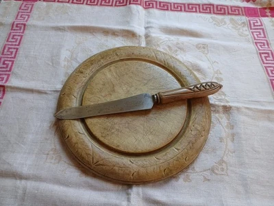 19th C CARVED WOODEN BREAD BOARD & SHEFFIELD ENGLAND BREAD KNIFE LOOK!!! - Image 1 of 4