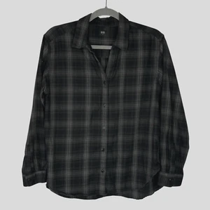 Uniqlo Flannel Shirt Women’s Size Medium V-neck Plaid Long Sleeve Top Outdoor - Picture 1 of 10