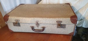 Maleta Vintage Cuadros y Borde Rojo con Forro Original 8.5" H x 27.25" W x 18" D - Imagen 1 de 12