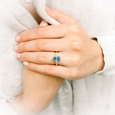 Anillo de diamantes de corte ovalado de oro blanco de 14 k de lujo azul intenso cultivado en laboratorio IGI Foto 1 de 4