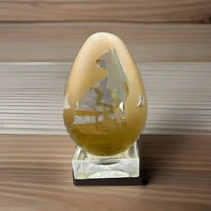 Huevo de vidrio esmerilado dorado en forma de gato con diseños grabados con soporte sin daños - Imagen 1 de 4