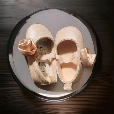 一对 6-9 个月女童鞋浅粉色珠光缎面花朵弹性带。  全新。 — 第 1/4 张图片