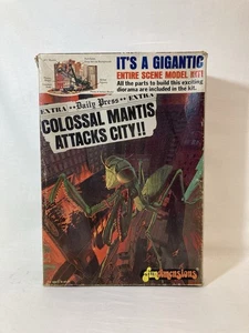 [1813]Gigantics - Colossal Mantis Attacks City Diorama Model Kit - Picture 1 of 11
