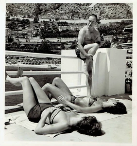 1958 Vintage Photo beefcake comedian Bob Hope poses with leggy swimsuit beauties - Picture 1 of 2