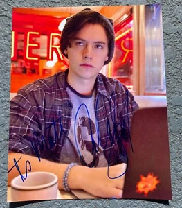 FOTO 8X10 FIRMADA POR COLE SPROUSE RIVERDALE JUGHEAD RACC CONFIABLE C - Imagen 1 de 1