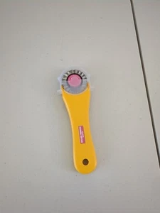 OLFA Classic Straight Handle Rotary Cutter 45mm ~Pinking Blade - Picture 1 of 2