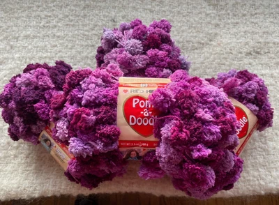 Red Heart Pomp-a-Doodle Pom-Pom 针织纱毛绒梅 #9930 - 4 骨架 — 第 1/4 张图片