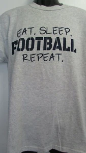 NUEVO Adulto M Eat Sleep Fútbol Repetición Gráfico Corto Slv Camiseta Russell Athletic - Imagen 1 de 4